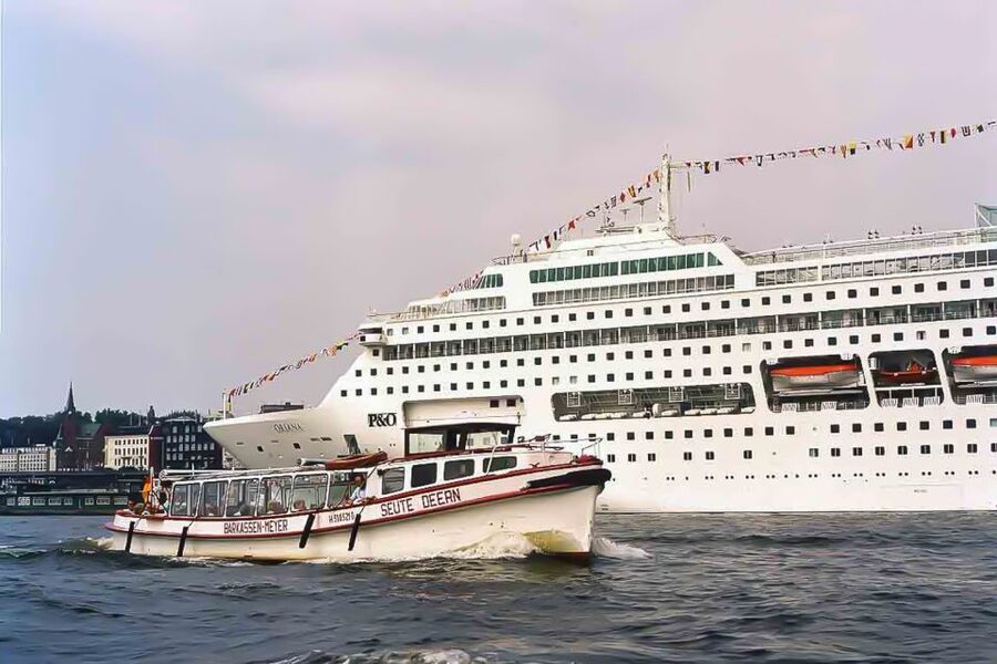 Hamburg: Traditional Harbor Tour with Commentary - The historic warehouse district and canal views