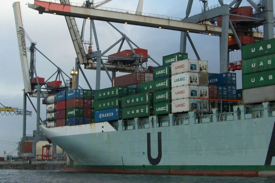 Hamburg: Traditional Harbor Tour with Commentary - Live commentary in German: useful, but plan for language needs