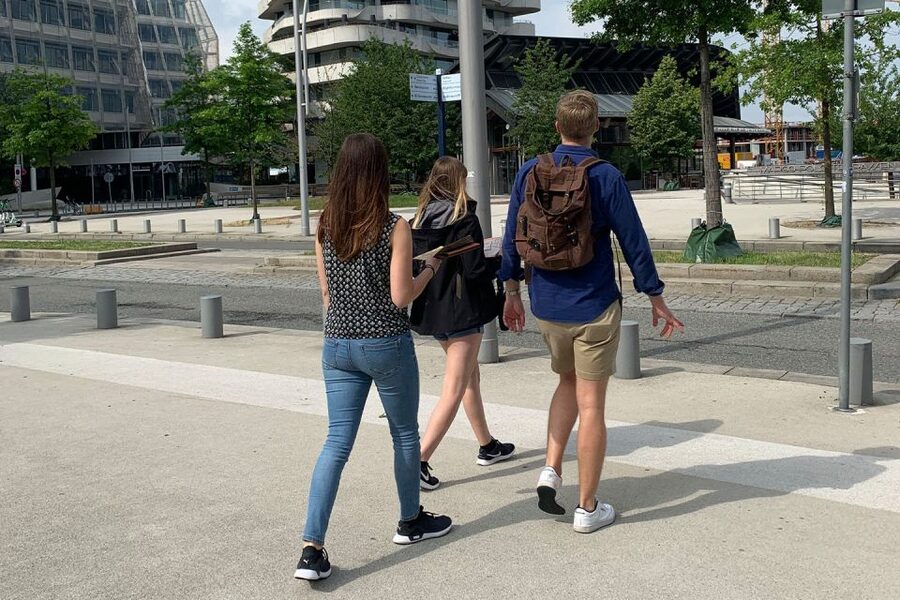 Hamburg: Treasure Hunt Game through HafenCity - Elbphilharmonie: working with a wave-like ceiling