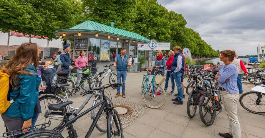 Hannover: Guided Bike Tour for Foodies with Tastings - Bike choices, helmets, and staying comfortable for 3.5 hours