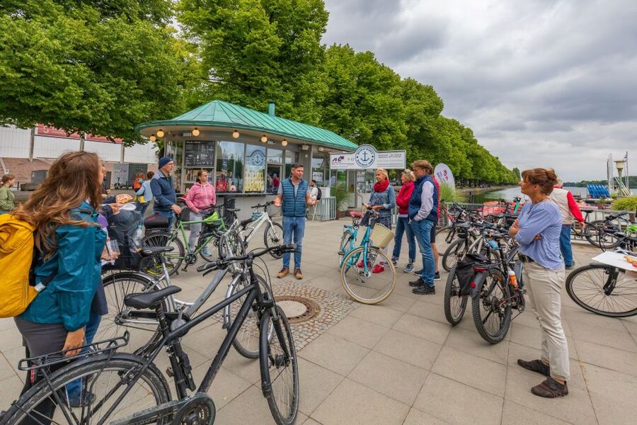 Hannover: Guided Bike Tour for Foodies with Tastings - Meeting point at Ernst-August-Platz: start easy