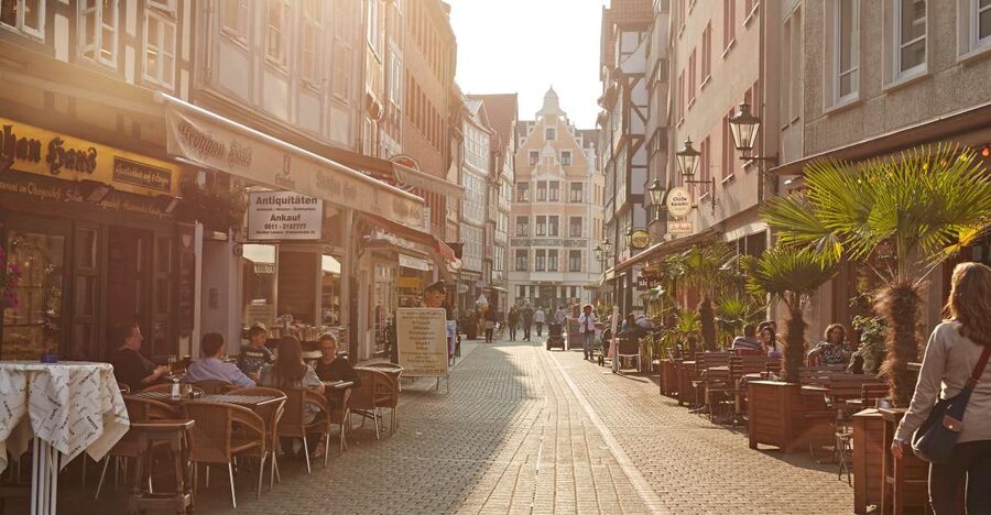 Hannover: Guided Old Town Walking Tour - Getting your bearings near the Tourist Information