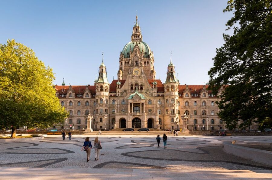 Hannover: Guided Old Town Walking Tour - Language matters: English, German, and group dynamics
