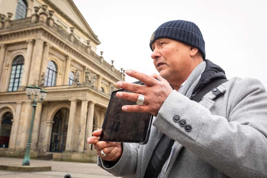 Hanover: Crime Walking Tour - Leibnizufer: adding atmosphere while the story moves through town