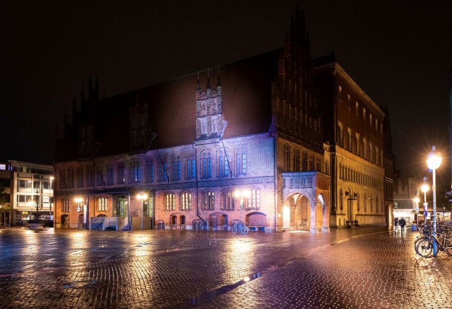 Hanover: Flashlight Guided Walking Tour at Night - Leineschloss and the state parliament view by the Leine River