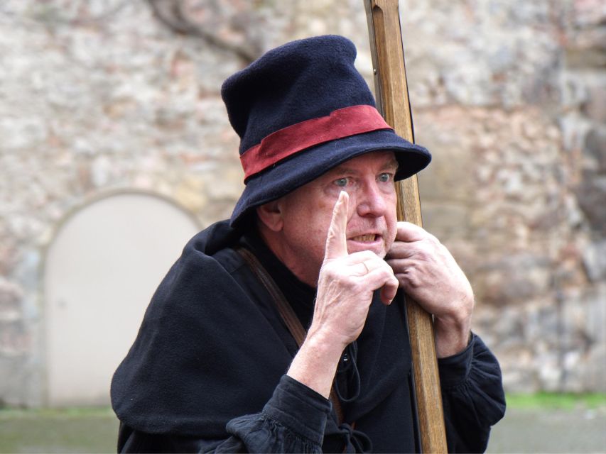 Hanover: Night tour with night watchman Melchior - The 1.5-hour Hanover night walk that turns streets into a stage