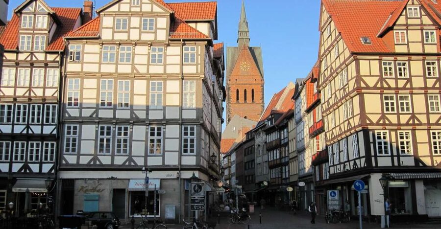 Hanover: Old Town Historical Walking Tour by Geo Epoche - From Beginenturm to Old Town: what kicks off the walk
