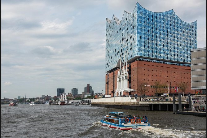 Harbor cruise on the beautiful Elbe - Audio reality: German live commentary plus the RAINER ABICHT app