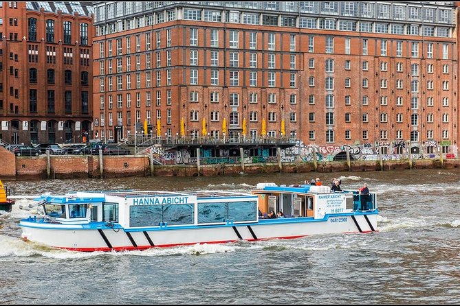 Harbor cruise on the beautiful Elbe - Comfort and weather: the big-boat advantage