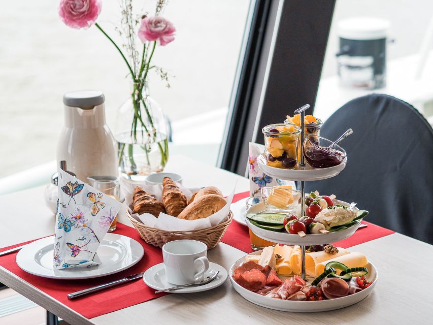 Heidelberg: Breakfast boat cruise - Breakfast Setup: Coffee, Platter Service, and a Prosecco Start