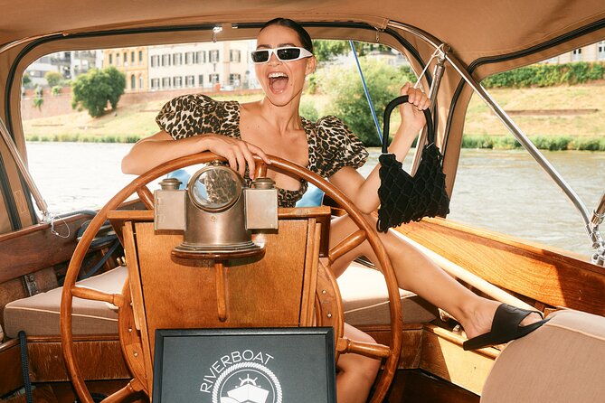Heidelberg: exclusive private boat trip for up to 12 guests - Downstream cruising: villas, filming locations like Hotel Heidelberg, and Neckarwiese energy