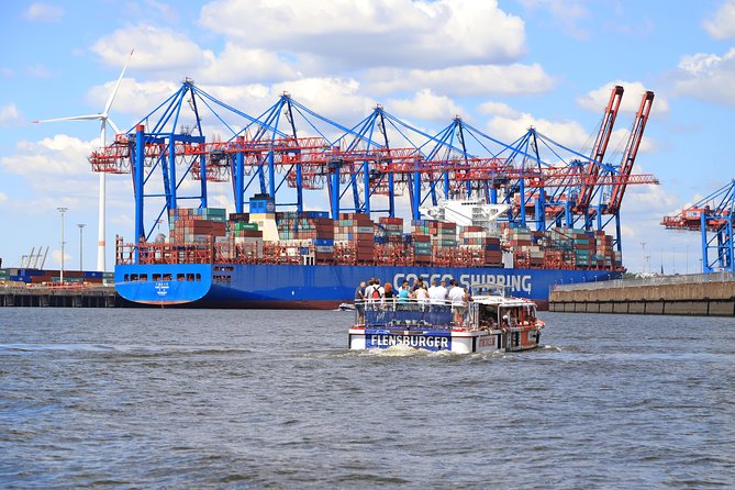 Hop-on hop-off on the water with the Maritime Circle Line in Hamburg - Stop 2: Hafenmuseum Hamburg, port history around real machinery