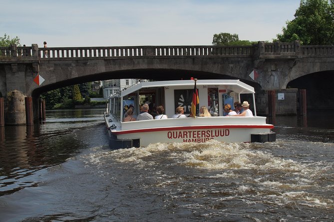 Kanalfahrt - Discover the different faces of the city! - Hamburg by water is the fast way to see the real contrast