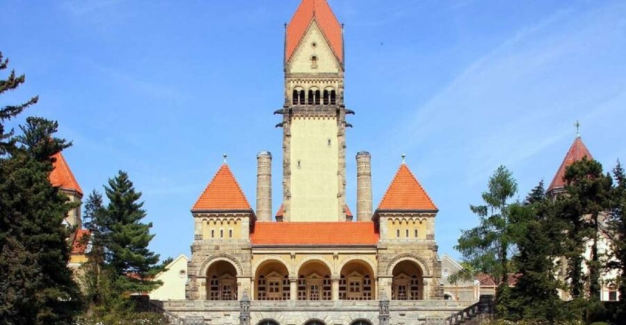 Leipzig: Guided Tour of the Southern Cemetery - Entering the huge monument area and spotting the funerary art
