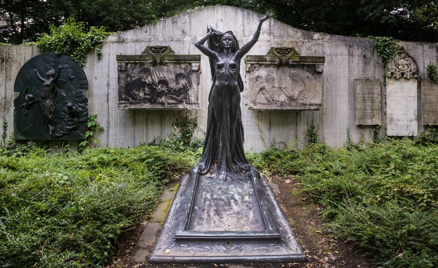 Leipzig Old Cemetery: 75-Minute Dark History Tour - Old Johannisfriedhof: Why This Cemetery Tour Works in 75 Minutes