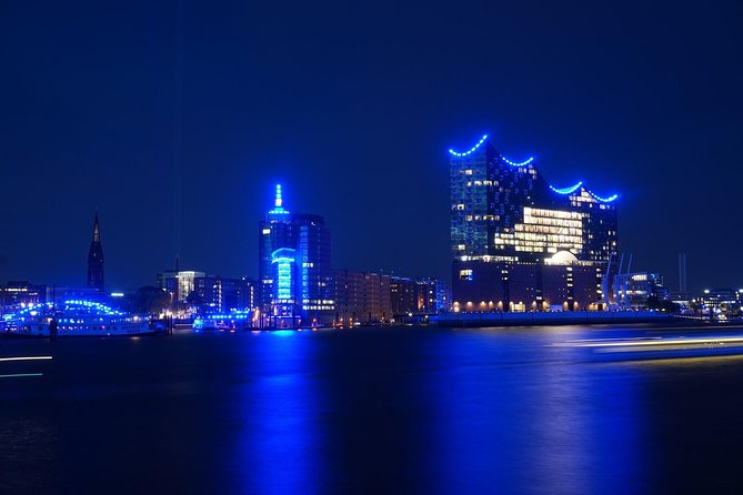 Lights tour through the port of Hamburg and to the historic warehouse district - Boats and Photos: What Might Differ on the Day