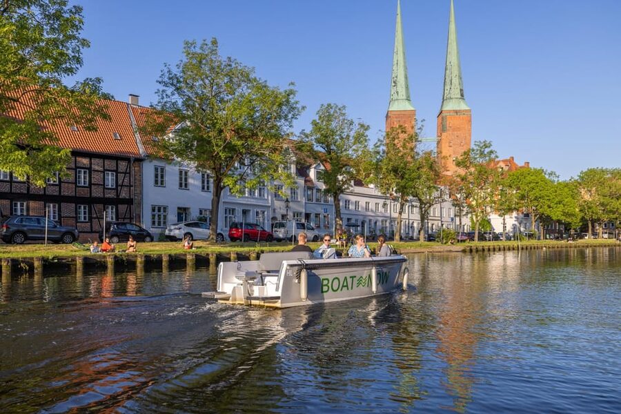 Lübeck: Electric Boat Rental - without driving licence - Choosing a Route: Red vs Blue and How Time Changes Everything