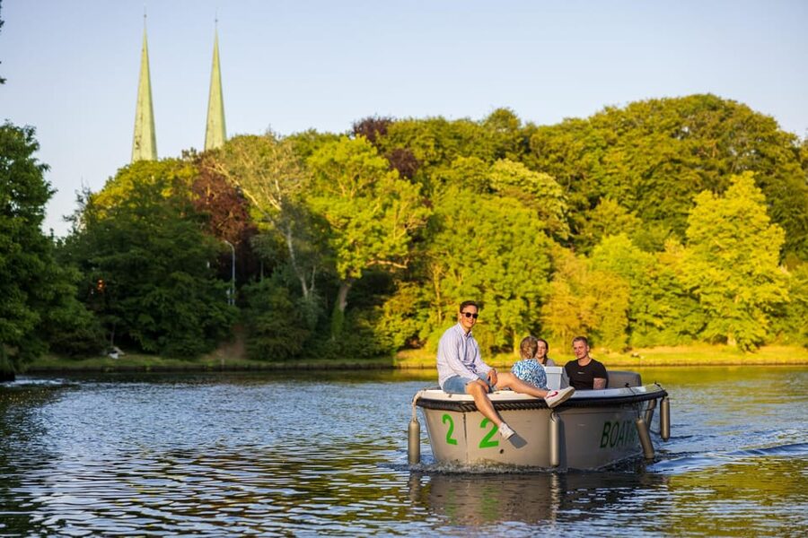 Lübeck: Electric Boat Rental - without driving licence - Who This Is Best For