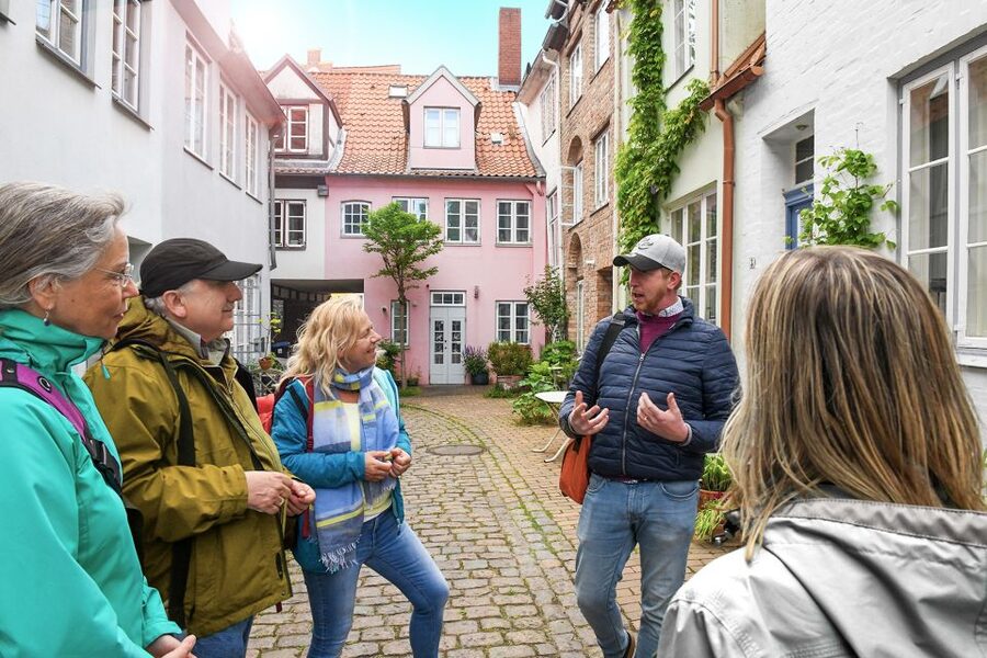 Lübeck: Entertaining Tour Through Hidden Courtyards - Courtyards and corridors, the Middle Ages problem they solved