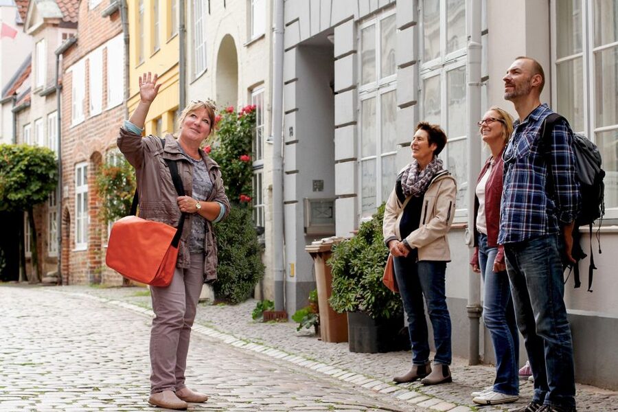 Lübeck: Entertaining Tour Through Hidden Courtyards - Workers life in small stalls, how daily space shrank