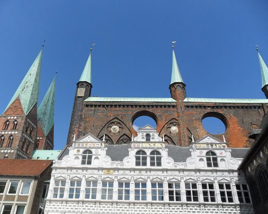 Lübeck: Hanseatic League History Walking Tour - Meeting at Holsten Gate: where the story starts