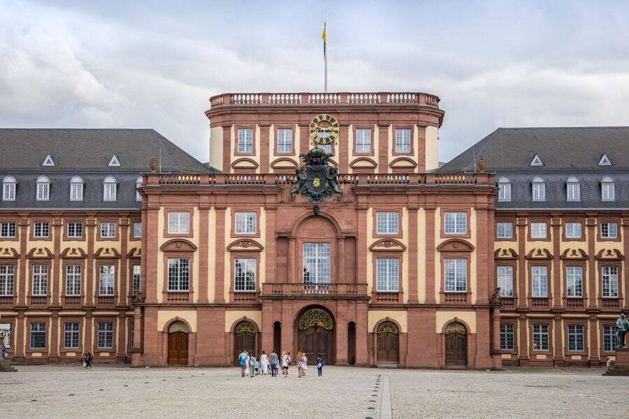 Mannheim, guided walking tour: Pulsating Jungbusch - Finding the start: Teufelsbrücke by the bridge