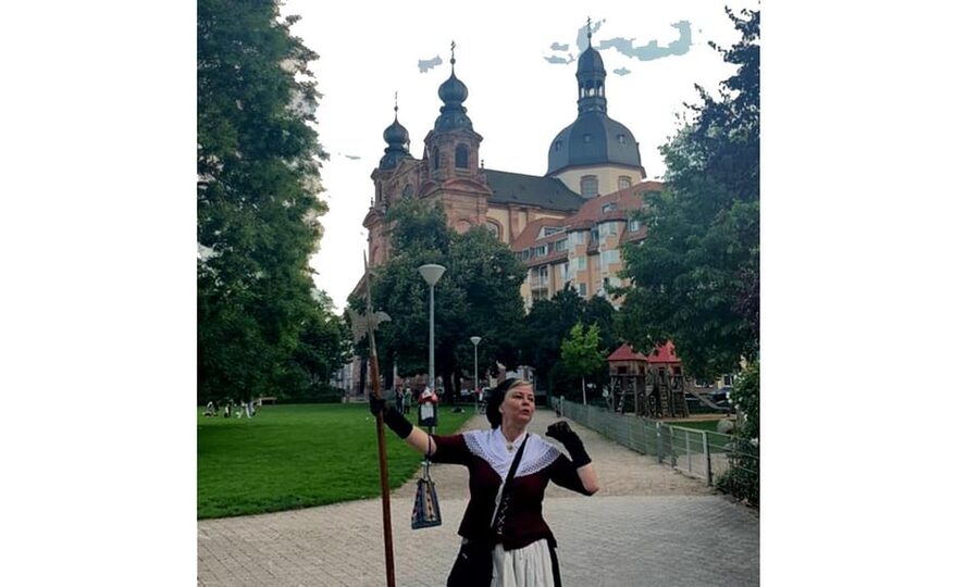 Mannheim: Public Night Watchman Tour with Night Watchwoman Marie - Stop 2: Palais Bretzenheim, turning court walls into stories