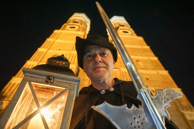 Medieval city tour with night watchman in Munich in German - Viktualienmarkt: where the first city wall stood
