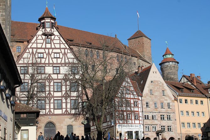 Medieval Tour in Nuremberg in Spanish - Alto en Hauptmarkt: el centro que lo explica todo