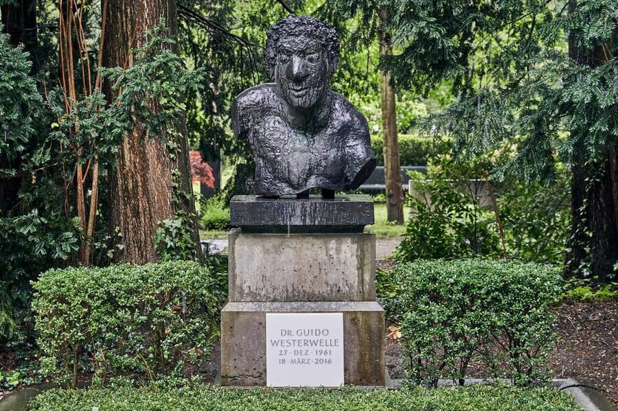 Melaten Friedhof: Guided tour with all senses - The guide’s specialty: grave-by-grave stories with real emotion