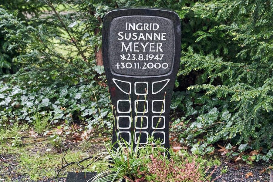 Melaten Friedhof: Guided tour with all senses - The Millionenallee central axis: celebrity graves in one long line