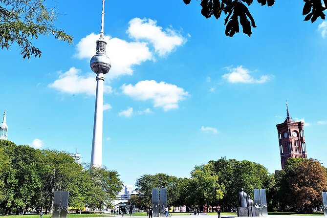 Minivan Driver and Guide (DIN15565) Tailor Made Berlin Highlights - Potsdamer Platz, Brandenburg Gate, and the Government District: One Ride Through the Big Symbols