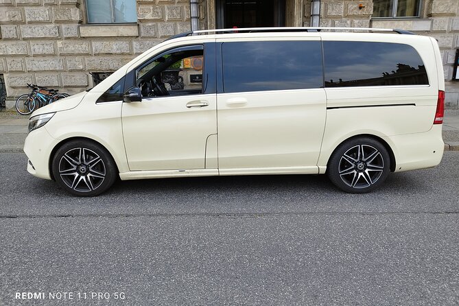 Minivan Driver and Guide (DIN15565) Tailor Made Berlin Highlights - Tiergarten Drive to Bellevue Palace and the Victory Column: A Clean Finish Line