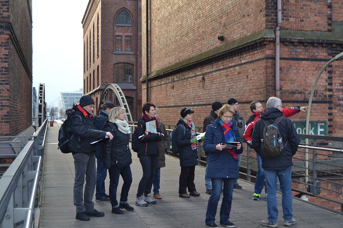 Mister X Hamburg 2h city tour, hunting & games for all ages - Mister X and the Guide Role: Real Person, Real Tension