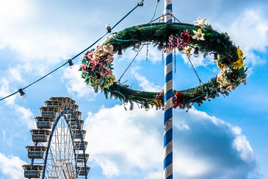 München: Oktoberfest Experience and Lunch in Tent - Getting to the Wiesn: Goetheplatz Meeting Point and Express Entry