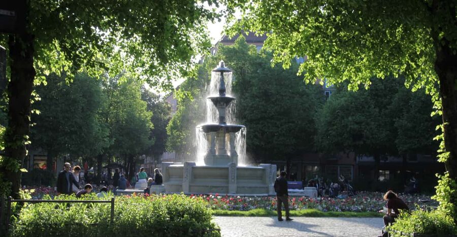 Munich: 3-Hour Food Tour Through Haidhausen in GERMAN - Where you meet: Weißenburger Platz and the blue-bag guide