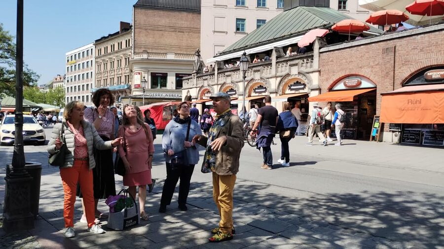 Munich: Bavarian Beer Walking Tour with Samples - Hofbräuhaus München: a world-famous beer hall stop with guided timing