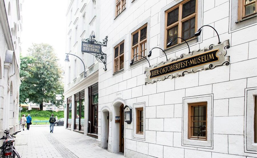 Munich: Guided Food Walking Tour with Beer Tasting - Watching schmaltz pastries get made, then eating Schmalznudel warm