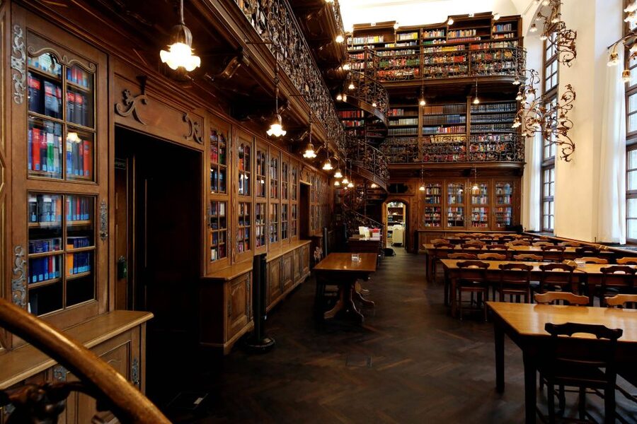 Munich: Guided Tour of the historic Town Hall on Marienplatz - The Law Library reading room: where film vibes meet civic architecture