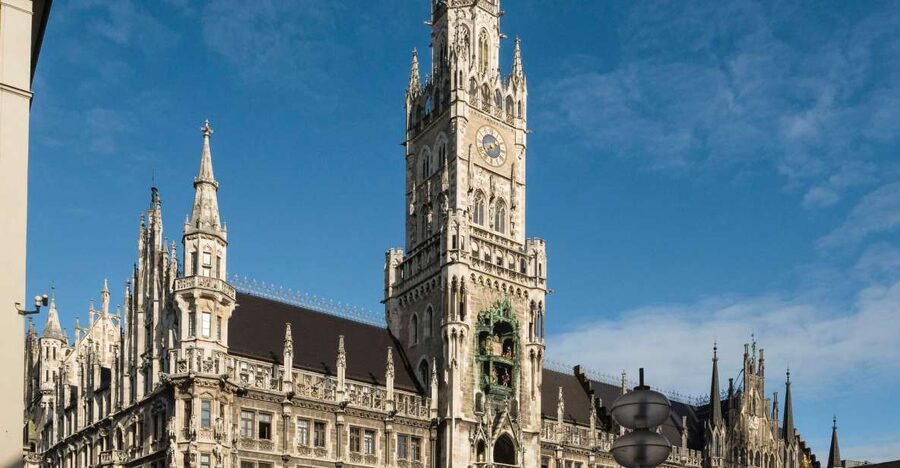 Munich: Guided Tour of the historic Town Hall on Marienplatz - Entering the New Town Hall: rooms, meaning, and the pace of a guided visit