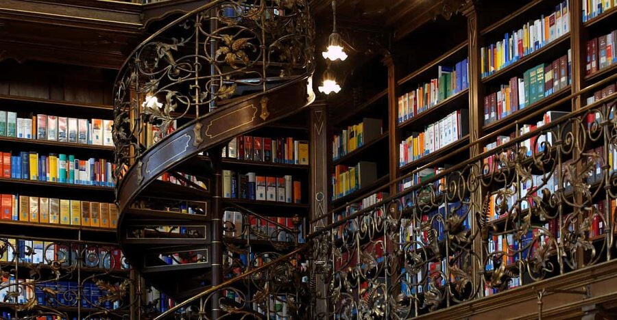 Munich: Law Library Guided Visit with Entry Tickets - Your guide and the bilingual format: how it works in real life