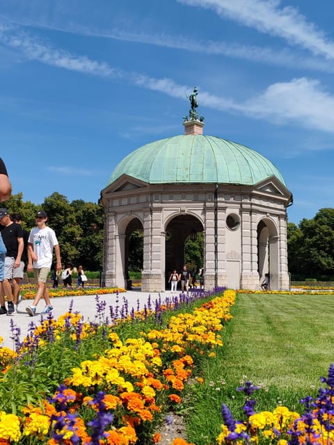 Munich: Mini Classic Bike Tour with Beer Garden Stop at 4 PM - Eisbach surfers on the Isar, plus a classic Munich peek