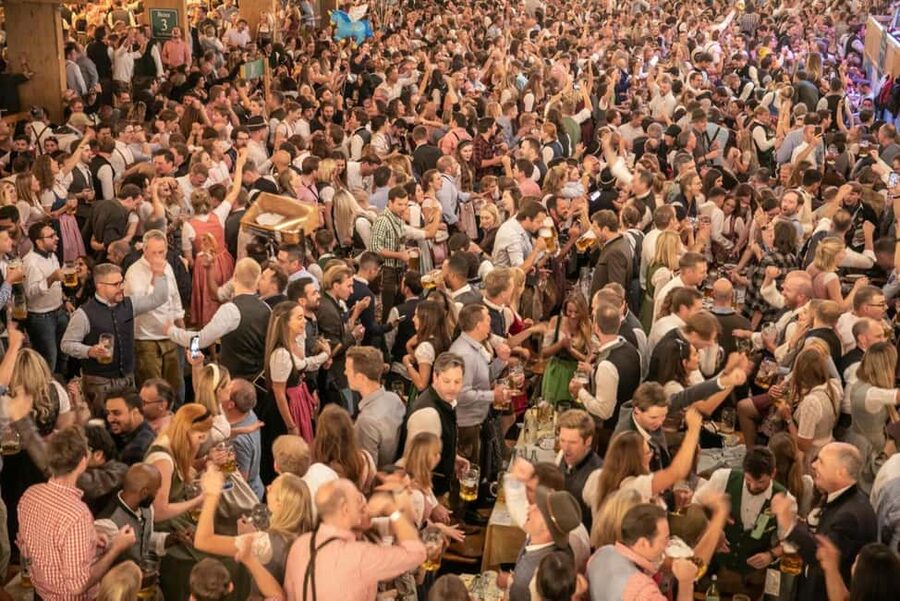 Munich: Oktoberfest Big Beer Tent Evening including table reservation - Photo stop energy, then guided orientation