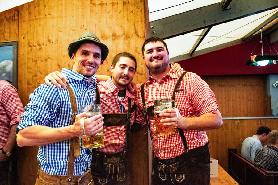 Munich: Oktoberfest Tour with Tent Reservation, Food & Beer - Stop 1 to Stop 3: getting your bearings on the Oktoberfest grounds