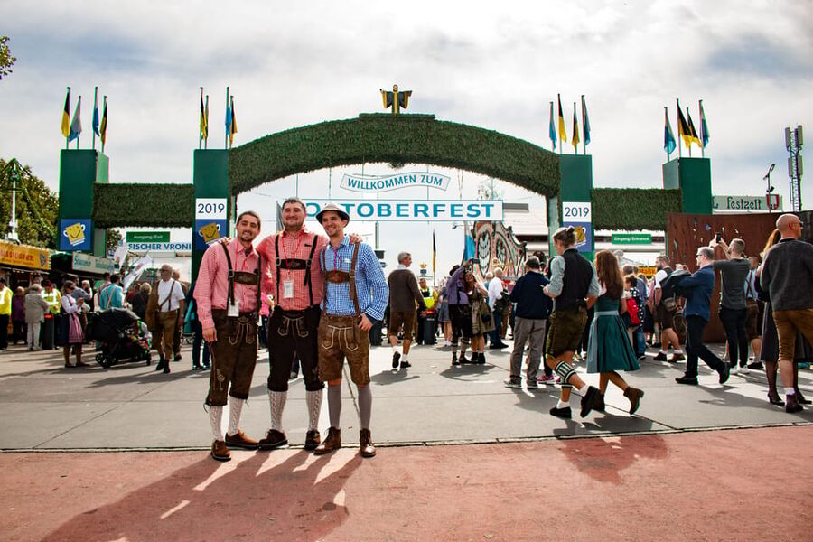 Munich: Oktoberfest Tour with Tent Reservation, Food & Beer - The beer tent transition: what happens after the first round of exploring
