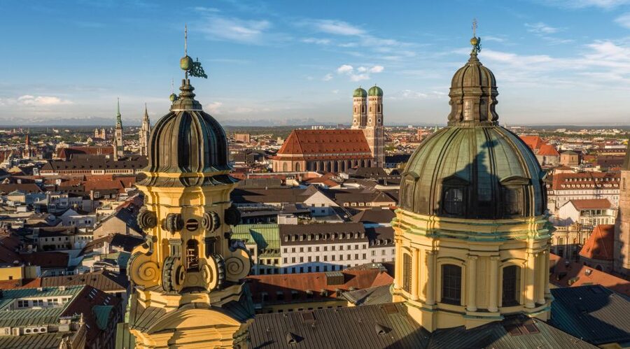Munich: Old Town Guided Walking Tour - New Town Hall and Marienplatz: where the stories start