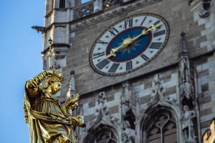 Munich: Old Town Guided Walking Tour - Maximilianstrasse and Odeonsplatz: big name streets, big city signals