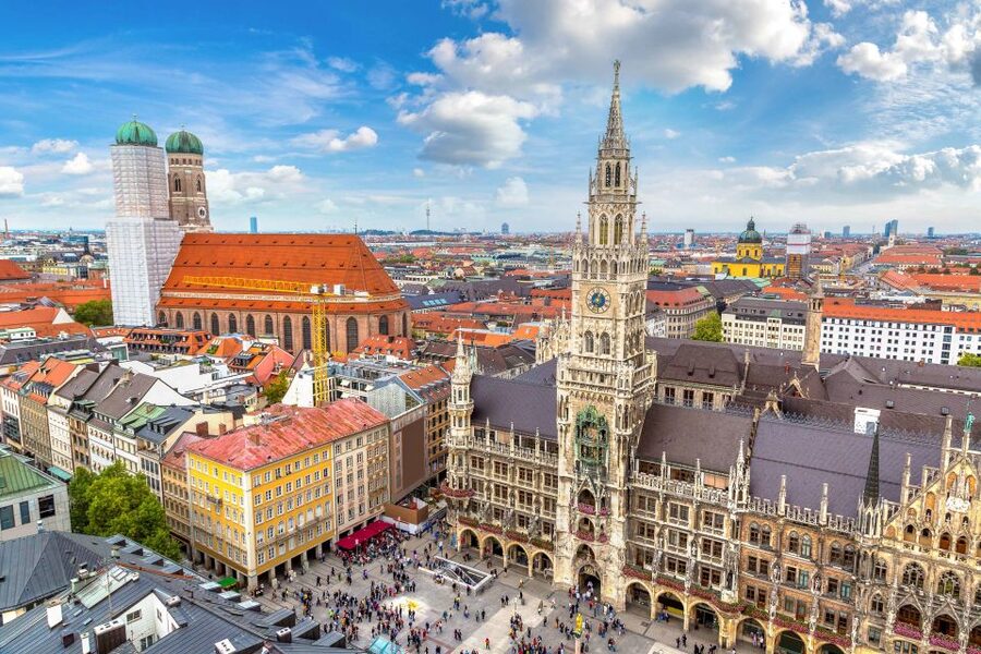 Munich: Old Town & Viktualienmarkt City Walk in German - Meeting at Marienplatz: start where Munich feels like Munich