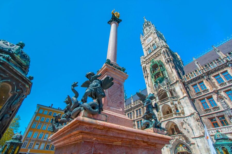 Munich: Old Town & Viktualienmarkt City Walk in German - Viktualienmarkt: your relaxed landing zone with beer gardens and stalls