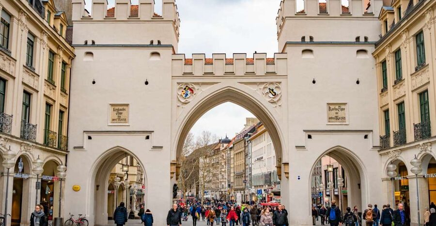 Munich: Old Town Walking Tour in Spanish - Why Munich old town works best on foot, in Spanish